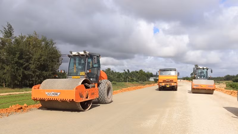 Sau thời gian vắng vẻ, công trường dự án đường ven biển Dung Quất-Sa Huỳnh, đoạn qua xã Đức Chánh và Đức Minh (huyện Mộ Đức) đã sôi động trở lại.