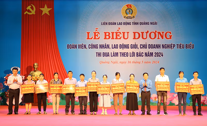 Trao biểu trưng hỗ trợ xây nhà "Mái ấm Công đoàn" cho đoàn viên, công nhân lao động nghèo khó khăn về nhà ở.