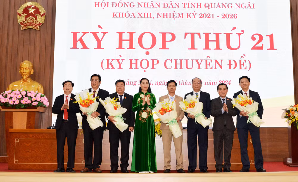 Tặng hoa chúc mừng các cán bộ được bầu bổ sung các chức danh của Hội đồng nhân dân, Ủy ban nhân dân tỉnh và các cán bộ được miễn nhiệm để nhận nhiệm vụ mới. Tặng hoa chúc mừng các cán bộ được bầu bổ sung các chức danh của Hội đồng nhân dân, Ủy ban nhân dân tỉnh và các cán bộ được miễn nhiệm để nhận nhiệm vụ mới.