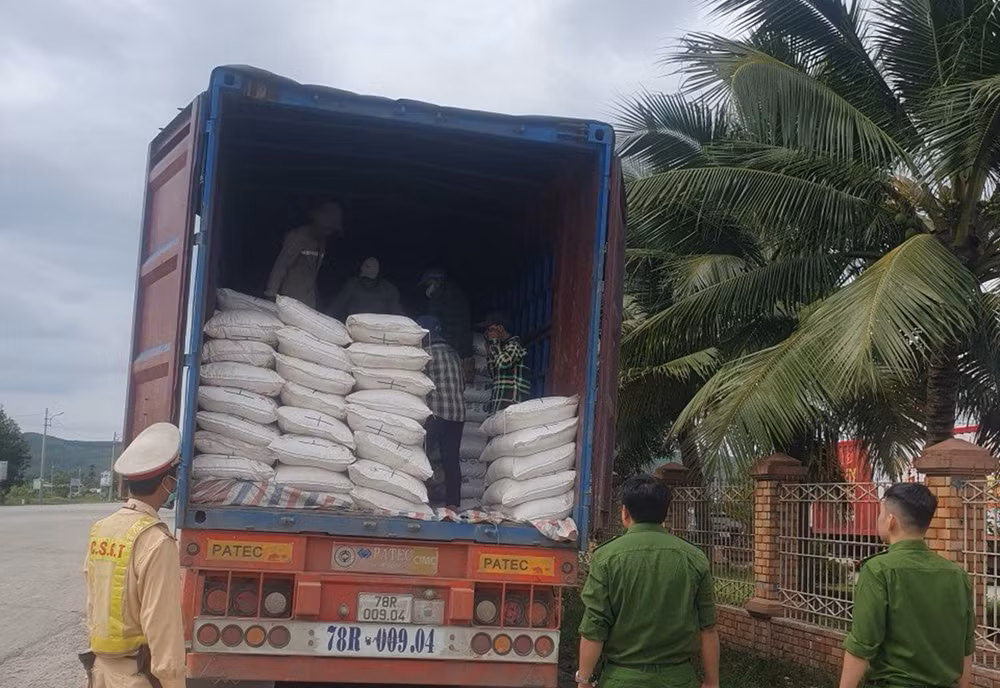 32 tấn đường nhập lậu vận chuyển trên xe ô tô biển kiểm soát 78C-077.06; rơ mooc biển kiểm soát 78R-009.04 bị lực lượng chức năng tỉnh Quảng Ngãi bắt giữ. 