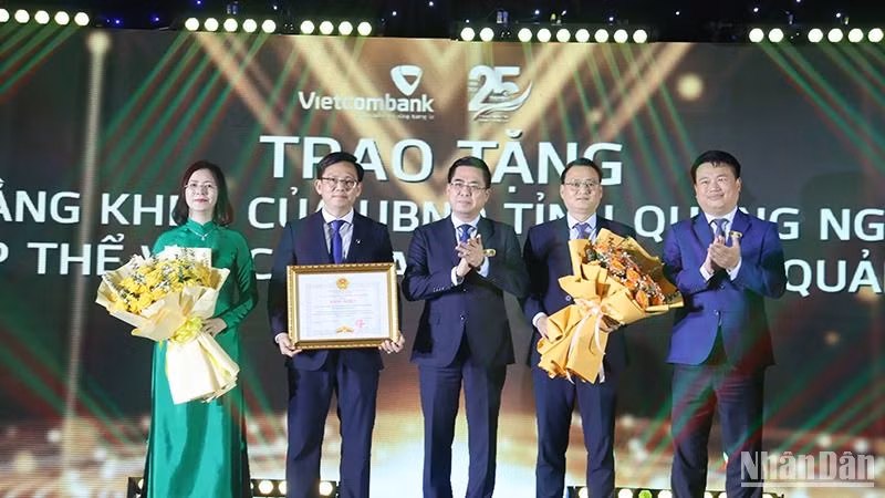 Trao Bằng khen của Ủy ban nhân dân tỉnh Quảng Ngãi cho Vietcombank Quảng Ngãi, đã có thành tích trong xây dựng và phát triển, góp phần vào sự phát triển kinh tế-xã hội của tỉnh Quảng Ngãi.