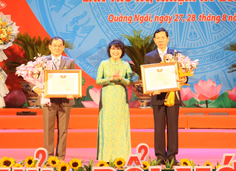 Lãnh đạo Ủy ban Trung ương Mặt trận Tổ quốc Việt Nam trao tặng Bằng khen cho 1 tập thể và 1 cá nhân đã có thành tích xuất sắc trong công tác Mặt trận. Lãnh đạo Ủy ban Trung ương Mặt trận Tổ quốc Việt Nam trao tặng Bằng khen cho 1 tập thể và 1 cá nhân đã có thành tích xuất sắc trong công tác Mặt trận.