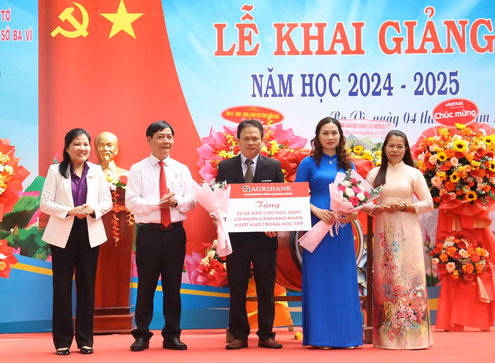 Đại diện lãnh đạo Agribank- Chi nhánh Quảng Ngãi trao biểu trưng tặng 50 chiếc xe đạp cho các em học sinh có hoàn cảnh khó khăn, vượt khó trong học tập của Trường trung học cơ sở Ba Vì. Đại diện lãnh đạo Agribank- Chi nhánh Quảng Ngãi trao biểu trưng tặng 50 chiếc xe đạp cho các em học sinh có hoàn cảnh khó khăn, vượt khó trong học tập của Trường trung học cơ sở Ba Vì.