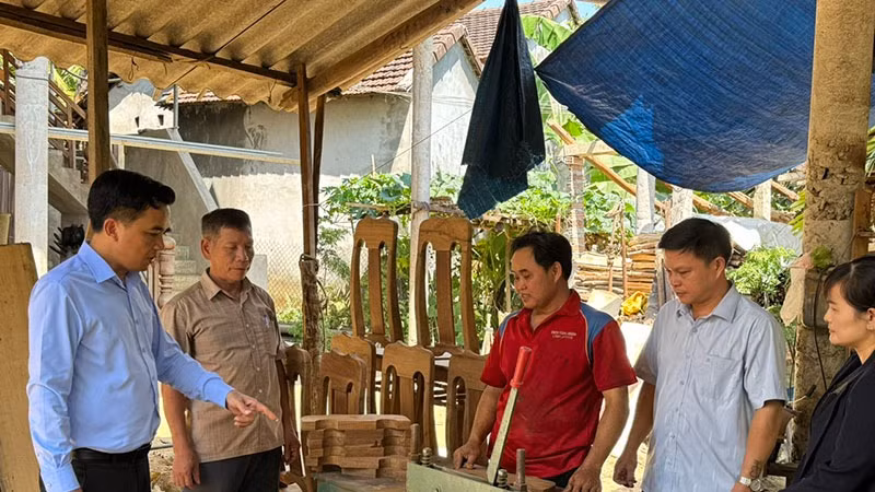 Nhờ được hỗ trợ máy làm mộc, kinh tế gia đình ông Đinh Văn Móp ở huyện miền núi Minh Long cải thiện đáng kể.