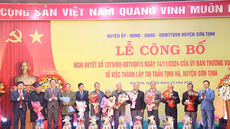 Lãnh đạo huyện Sơn Tịnh tặng quà cho các gia đình chính sách trên địa bàn huyện.