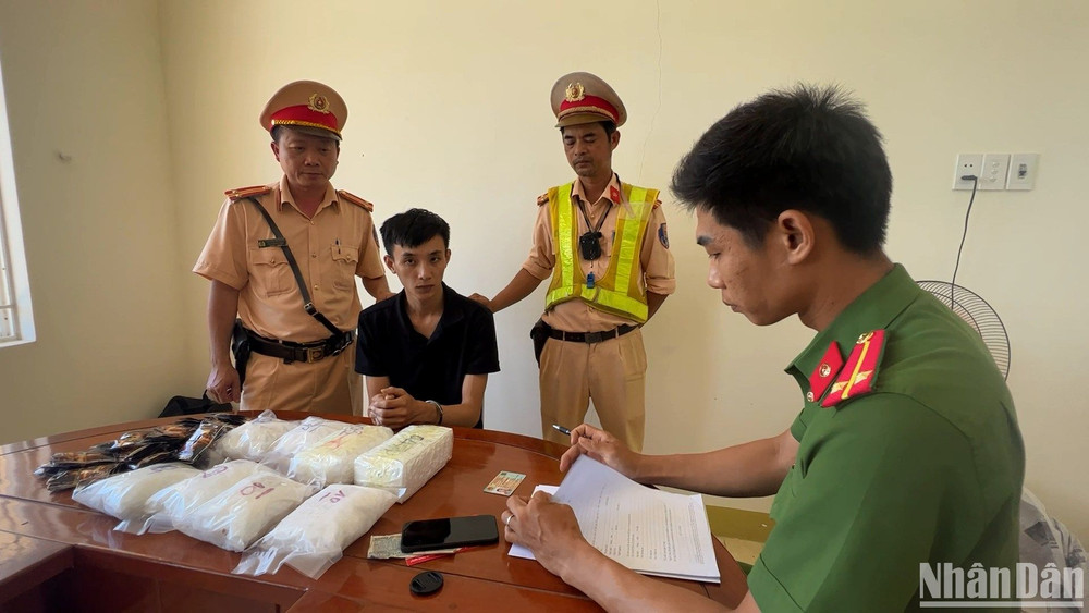 Đối tượng Trần Phước Dương cùng tang vật ma túy thu giữ.