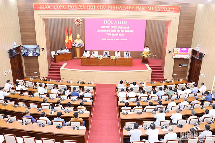 Quang cảnh buổi tiếp xúc cử tri chuyên đề của Đoàn đại biểu Quốc hội tỉnh Quảng Ngãi với ngư dân.