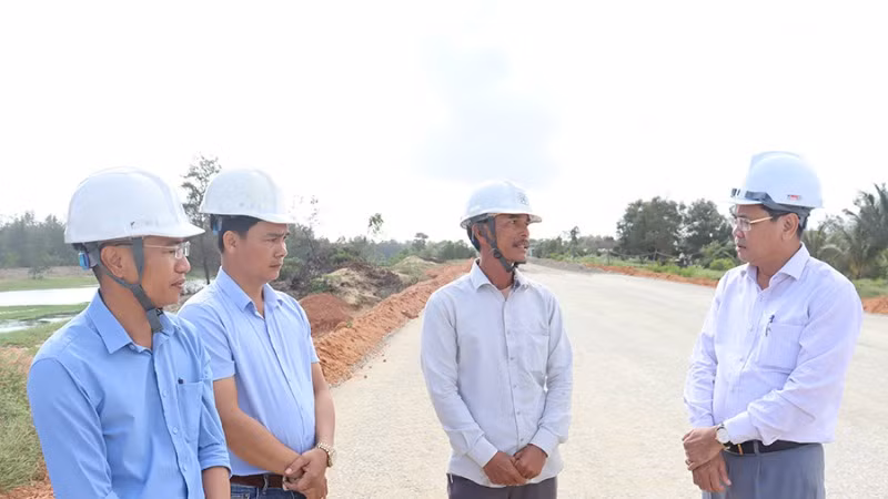 Lãnh đạo Ban Quản lý dự án đầu tư xây dựng các công trình giao thông tỉnh thường xuyên có mặt hiện trường, kịp thời tháo gỡ khó khăn, đôn đốc nhà thầu đẩy nhanh tiến độ thi công.