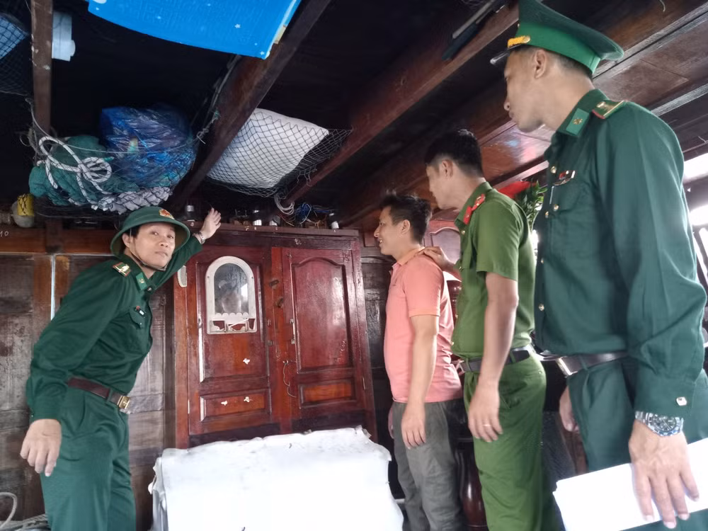 Lực lượng chức năng tỉnh Quảng Ngãi kiểm tra an toàn phòng cháy, chữa cháy trên tàu cá neo đậu tại các cảng cá.