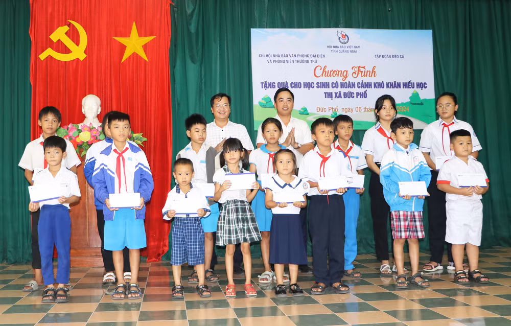 Giá trị phần quà tuy không lớn nhưng sẽ giúp các em học sinh nghèo giảm bớt phần nào khó khăn, tạo động lực phấn đấu trong học tập.