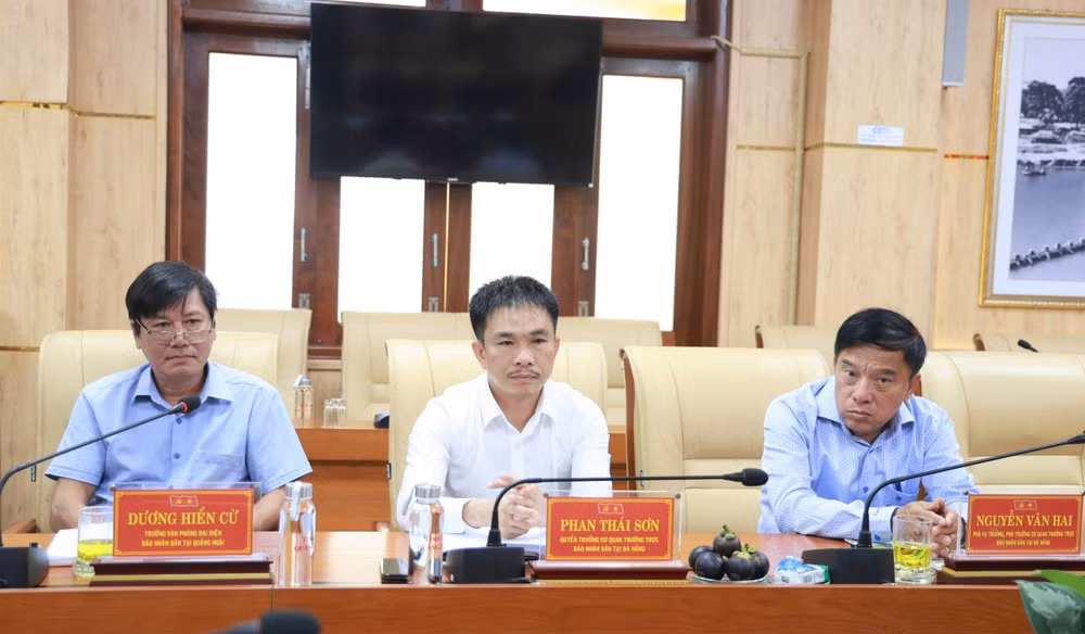 Đoàn công tác Cơ quan Thường trực Báo Nhân Dân tại Đà Nẵng làm việc với Thường trực Tỉnh ủy Quảng Ngãi về công tác phát hành Báo Nhân Dân và hợp tác truyền thông diễn ra vào sáng 20.8