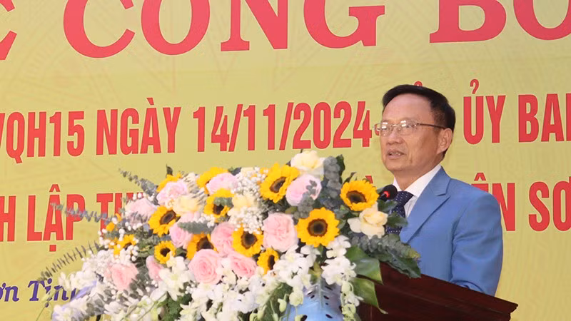 Chủ tịch Ủy ban nhân dân huyện Sơn Tịnh Phạm Xuân Vinh trình bày tóm tắt quá trình xây dựng, hình thành thị trấn Tịnh Hà.
