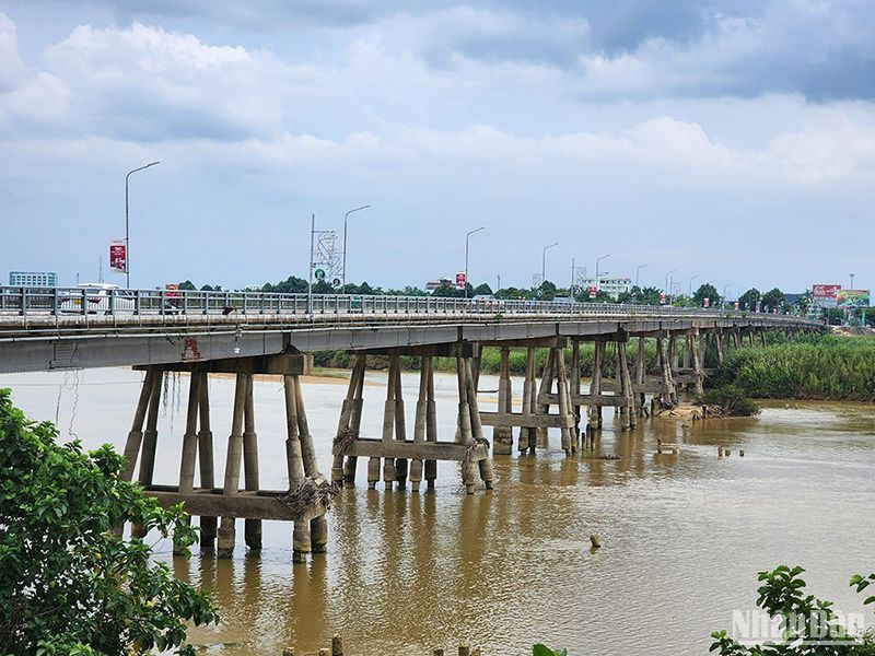 Cầu Trà Khúc 1 bắc qua sông Trà Khúc (thành phố Quảng Ngãi) được xây dựng từ năm 1964, hiện đã bị xuống cấp.