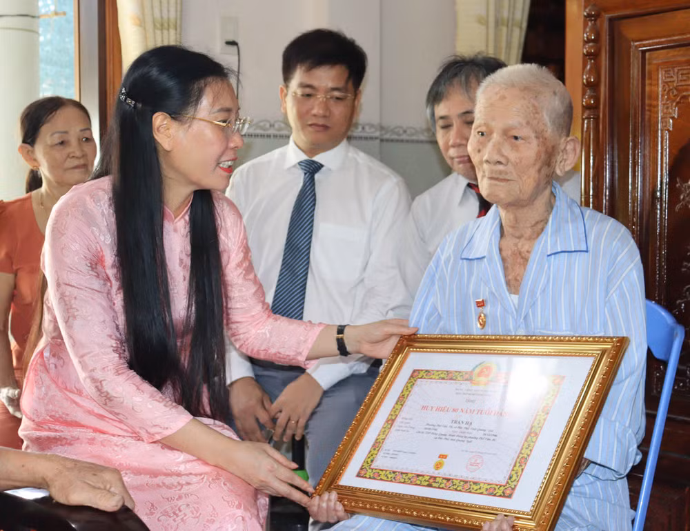 Bí thư Tỉnh ủy Quảng Ngãi Bùi Thị Quỳnh Vân trao chứng nhận Huy hiệu 80 năm tuổi Đảng cho đồng chí Trần Hạ, cán bộ tiền khởi nghĩa.