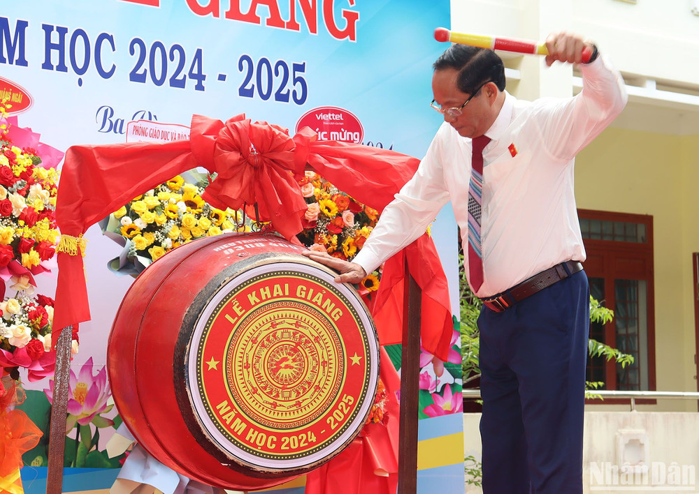 Phó Chủ tịch Quốc hội Trần Quang Phương thực hiện nghi thức đánh trống khai giảng năm học mới 2024-2025 tại Trường trung học cơ sở Ba Vì, huyện Ba Tơ (Quảng Ngãi). 
