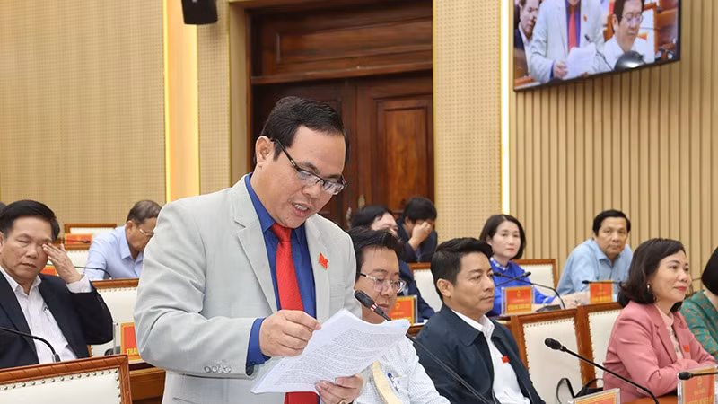 Trưởng Ban Dân tộc tỉnh Quảng Ngãi Hồ Ngọc Thịnh trả lời các chất vấn của đại biểu Hội đồng nhân tỉnh về nhóm lĩnh vực dân tộc và miền núi.