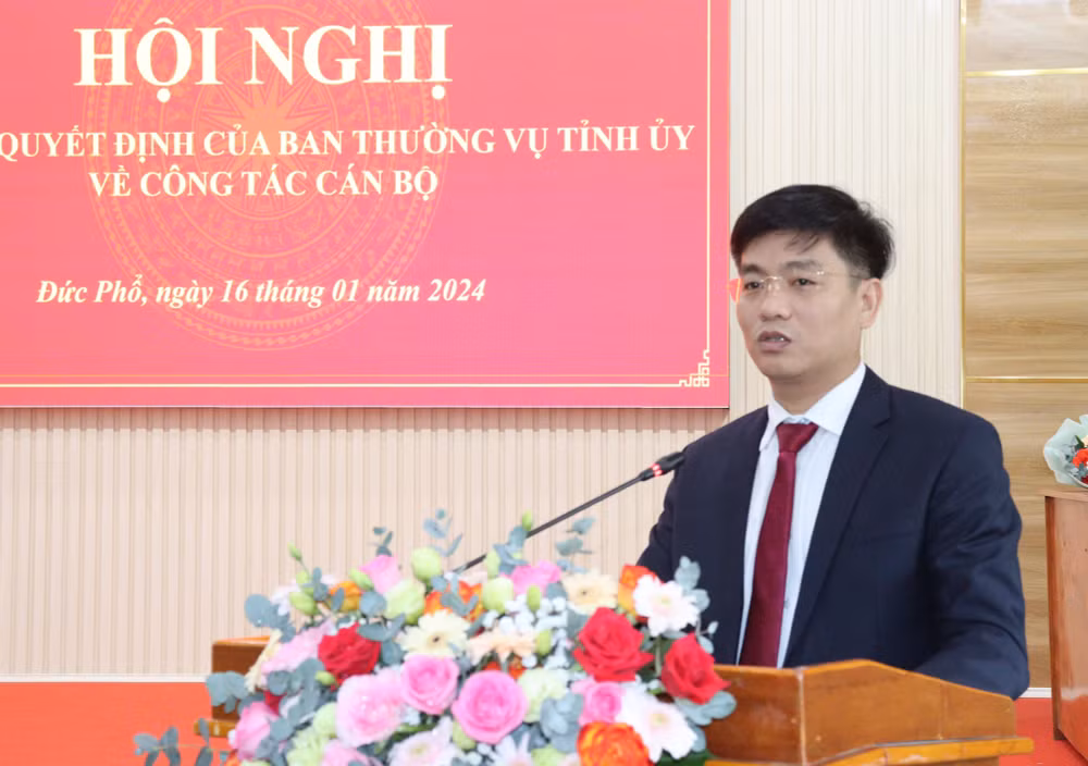 Tân Bí thư thị xã Đức Phổ Đỗ Tâm Hiển phát biểu nhận nhiệm vụ mới.