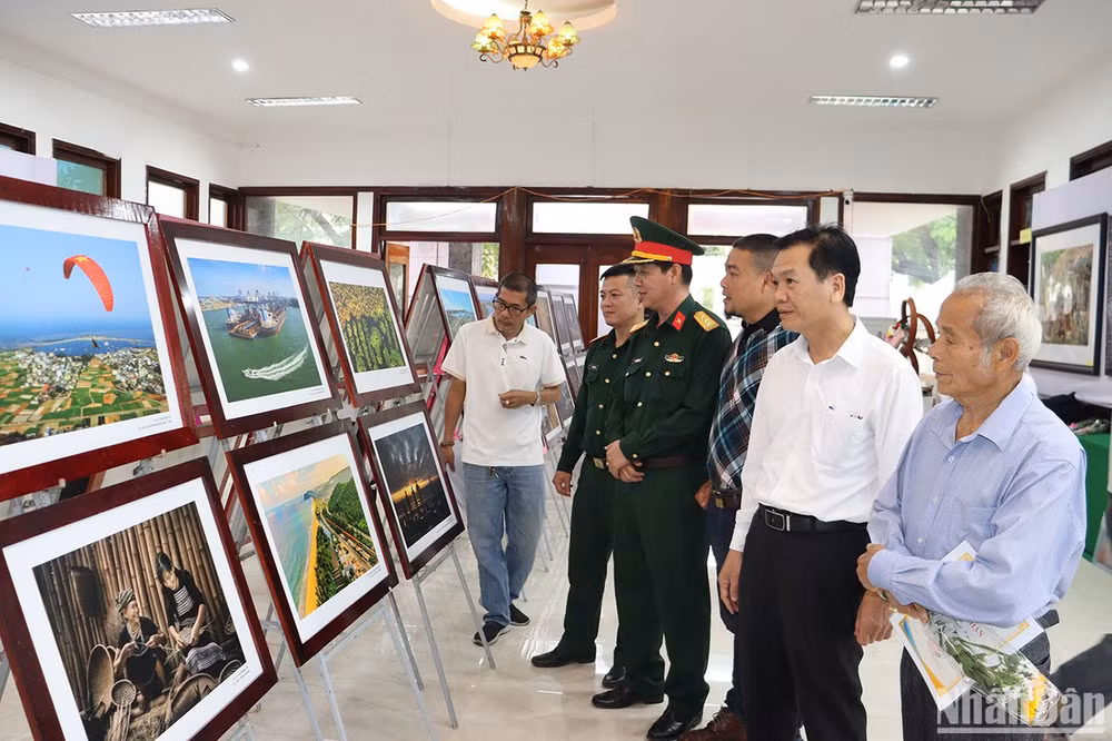 Đông đảo công chúng đến xem triển lãm.