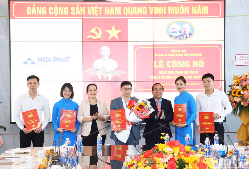 Trao quyết định chỉ định Ban Chấp hành Chi bộ Công ty cổ phần thép Hòa Phát Dung Quất.