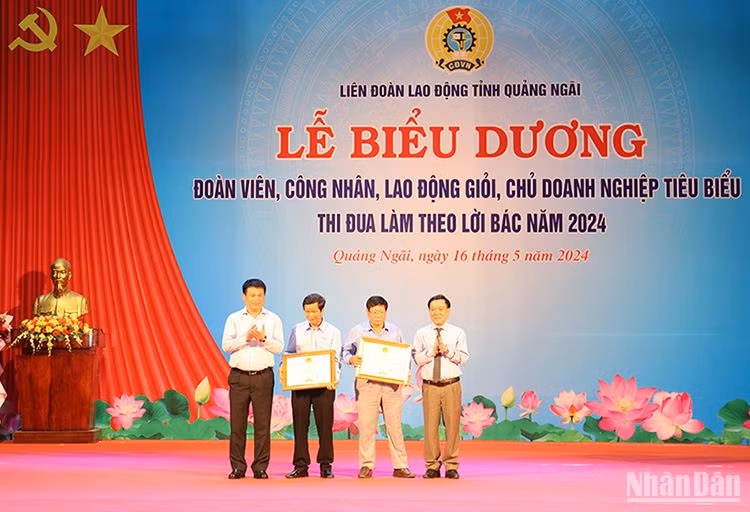 Lãnh đạo tỉnh Quảng Ngãi trao Bằng khen của Ủy ban nhân dân tỉnh cho các chủ doanh nghiệp tiêu biểu thi đua làm theo lời Bác trong Tháng Công nhân năm 2024.