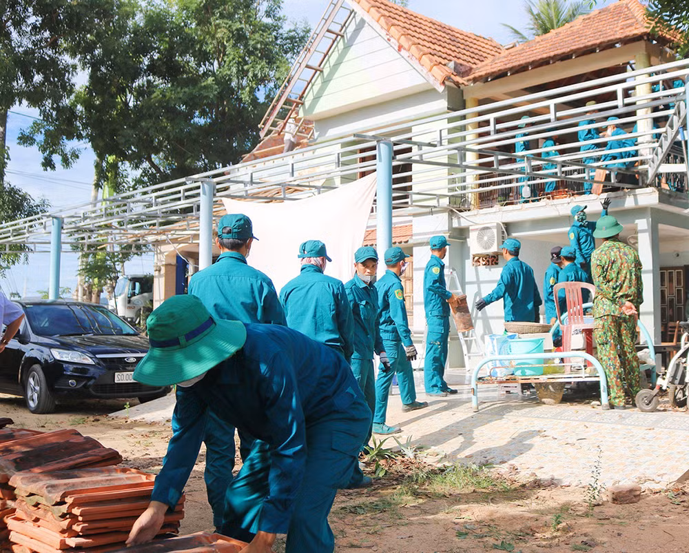 Thị xã Đức Phổ huy động các lực lượng tham gia giúp người dân nằm trong vùng dự án tháo dỡ nhà cửa.