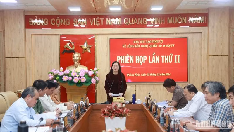 Bí thư Tỉnh ủy, Chủ tịch Hội đồng nhân dân tỉnh Quảng Ngãi Bùi Thị Quỳnh Vân phát biểu tại phiên họp lần thứ 2 của Ban Chỉ đạo Tỉnh ủy về tổng kết Nghị quyết số 18-NQ/TW.
