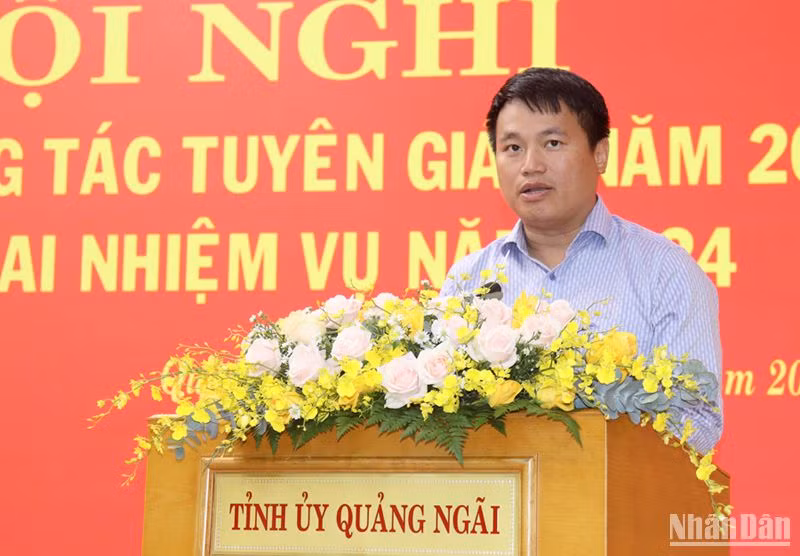 Phó Bí thư Thường trực Tỉnh ủy, Trưởng Đoàn đại biểu Quốc hội tỉnh Quảng Ngãi Đặng Ngọc Huy phát biểu chỉ đạo Hội nghị. 
