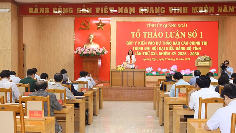 Quang cảnh cuộc góp ý tại tổ 1.