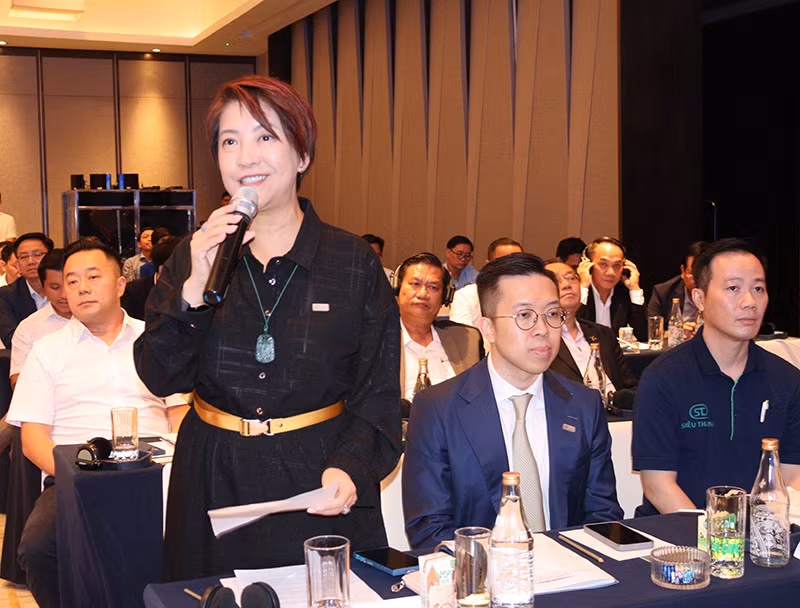 Bà Winnie Lam, Tổng thư ký Hiệp hội Doanh nghiệp Hồng Kông (Trung Quốc) tại Việt Nam trao đổi về môi trường đầu tư tại Quảng Ngãi.