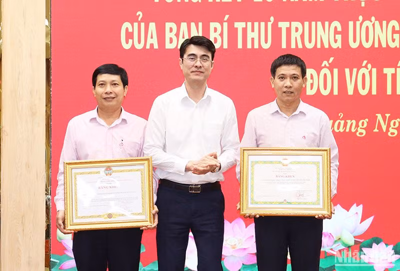 Lãnh đạo Ngân hàng chính sách Việt Nam tặng Bằng khen của Bộ Kế hoạch và Đầu tư và Trung ương Hội Nông dân Việt Nam tặng Bằng khen cho 2 tập thể có thành tích trong triển khai thực hiện Chỉ thị 40-CT/TW.