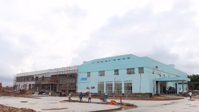 Nhờ tập trung tháo vướng mắc công tác giải phóng mặt bằng nên dự án Trung tâm y tế huyện Sơn Tịnh do Ban Quản lý dự án đầu tư xây dựng các công trình dân dụng và công nghiệp tỉnh Quảng Ngãi làm chủ đầu tư, thi công vượt tiến độ. Dự kiến, tháng 12 tới sẽ hoàn thành và bàn giao cho đơn vị sử dụng.