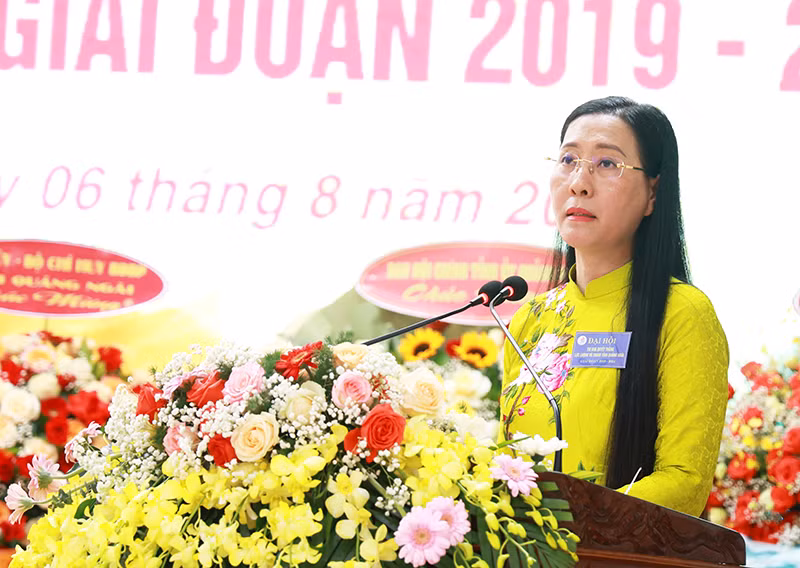 Đồng chí Bùi Thị Quỳnh Vân, Ủy viên Trung ương Đảng, Bí thư Tỉnh ủy, Chủ tịch Hội đồng nhân dân tỉnh Quảng Ngãi phát biểu chỉ đạo Đại hội.