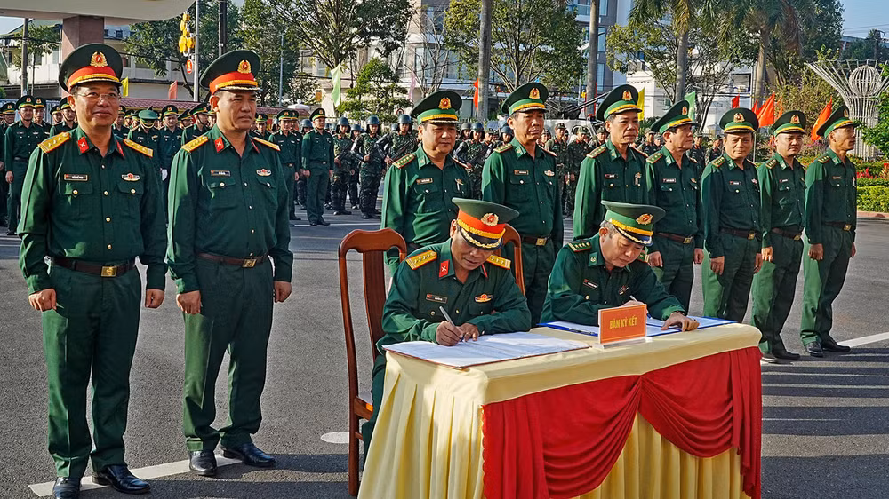 Lãnh đạo các đơn vị ký cam kết hoàn thành tốt đợt thi đua cao điểm với chủ đề “Tiếp bước chiến sĩ Điện Biên-Tiến lên giành 3 nhất”.