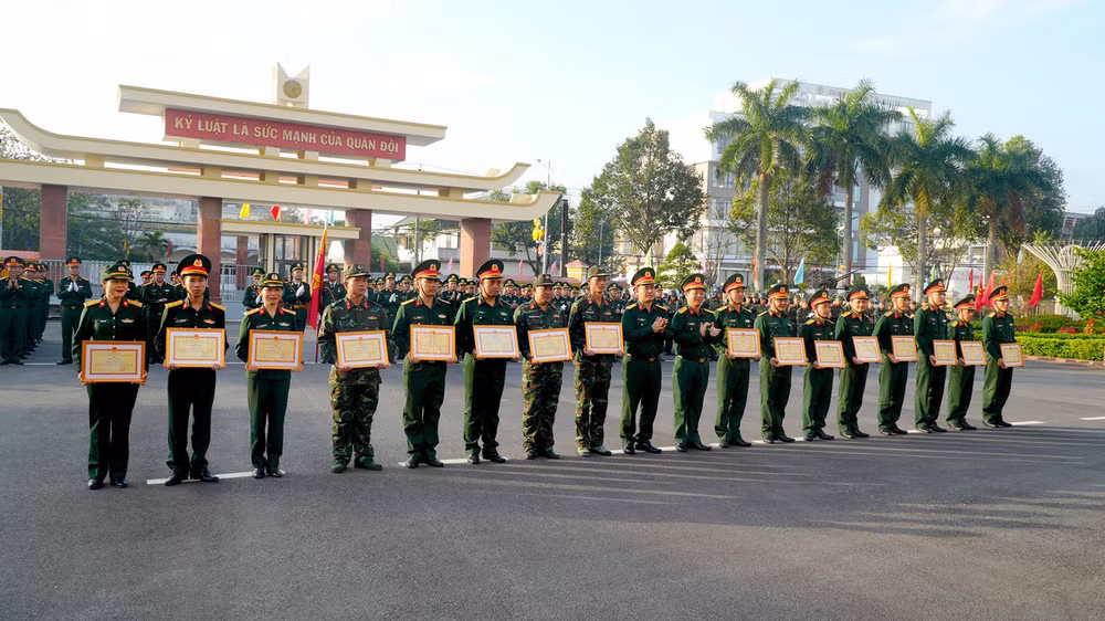 Trao thưởng cho các đơn vị và cá nhân có thành tích xuất sắc trong đợt thi đua chào mừng 94 năm Ngày thành lập Đảng Cộng sản Việt Nam 3/2.