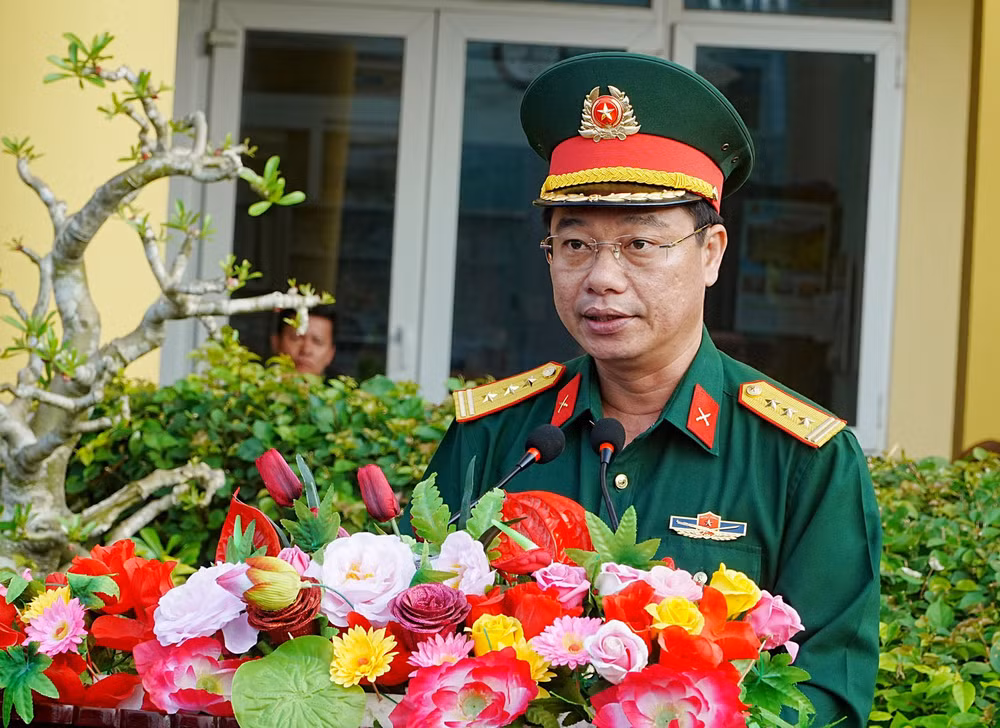 Thượng tá Trần Thế Phan, Ủy viên ban Thường vụ Tỉnh ủy, Chỉ huy trưởng, Bộ Chỉ huy Quân sự tỉnh Quảng Ngãi phát biểu tại Lễ ra quân.