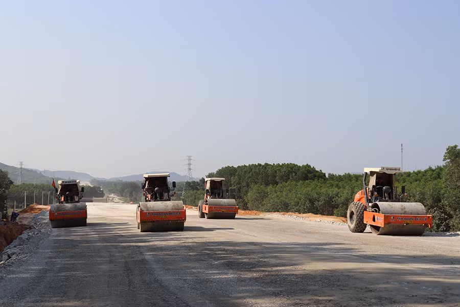 Gần 3.200 nhân sự, hơn 1.100 máy móc thiết bị thay ca nhau làm việc liên tục không ngừng nghỉ trên công trường.