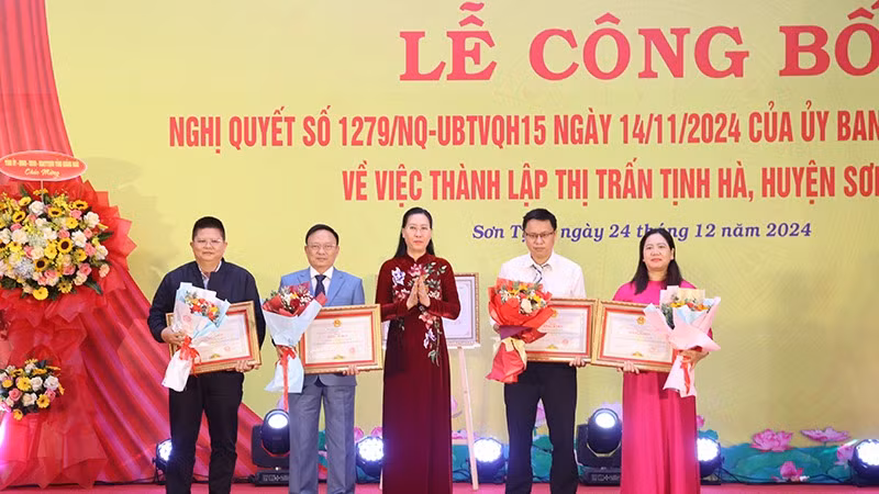 Lãnh đạo tỉnh Quảng Ngãi trao Bằng khen của Ủy ban nhân dân tỉnh cho các tập thể, cá nhân có thành tích xuất sắc trong công tác thành lập thị trấn Tịnh Hà, huyện Sơn Tịnh.