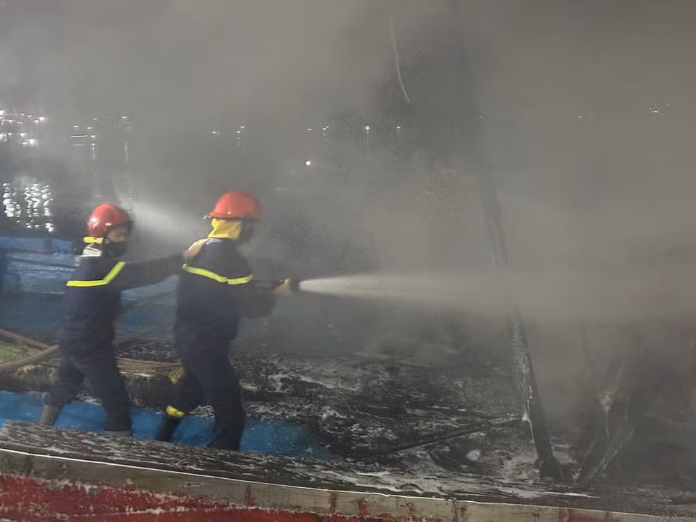 Lực lượng Cảnh sát phòng cháy, chữa cháy Công an tỉnh Quảng Ngãi nỗ lực dập tắt đám cháy trên 2 tàu cá.