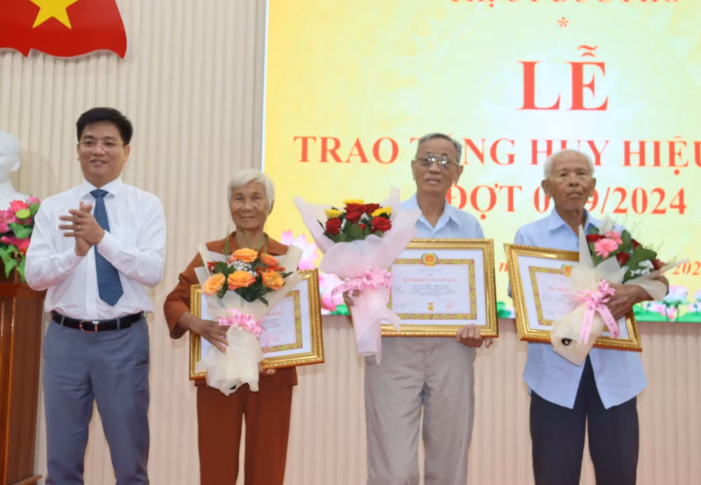 Bí thư Thị ủy Đức Phổ Đỗ Tâm Hiển trao chứng nhận Huy hiệu 60 năm tuổi Đảng cho các đảng viên.