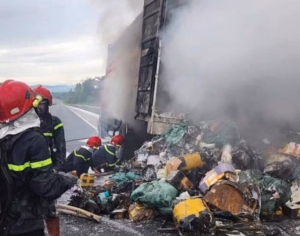 Nhiều hàng hóa trên xe bị hư hại nặng.