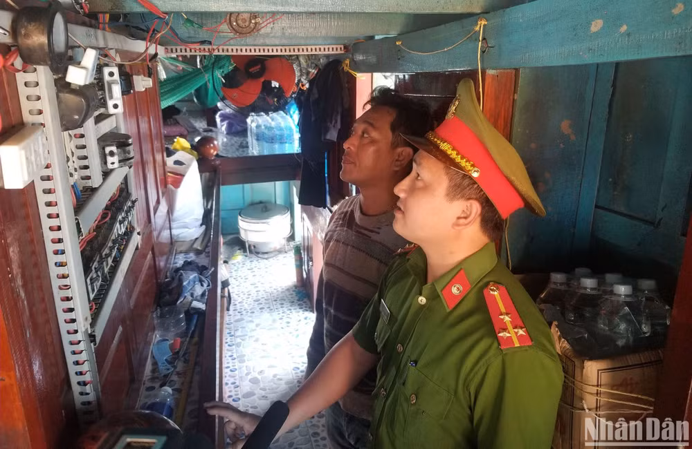 Lực lượng Cảnh sát phòng cháy chữa cháy và cứu hộ cứu nạn Công an tỉnh Quảng Ngãi kiểm tra, hướng dẫn ngư dân bảo đảm các điều kiện về an toàn phòng cháy, chữa cháy khi neo đậu tại cảng cá.