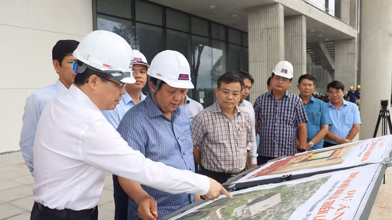 Chủ tịch Ủy ban nhân dân tỉnh Quảng Ngãi kiểm tra tiến độ dự án Trung tâm Hội nghị và triển lãm tỉnh Quảng Ngãi.