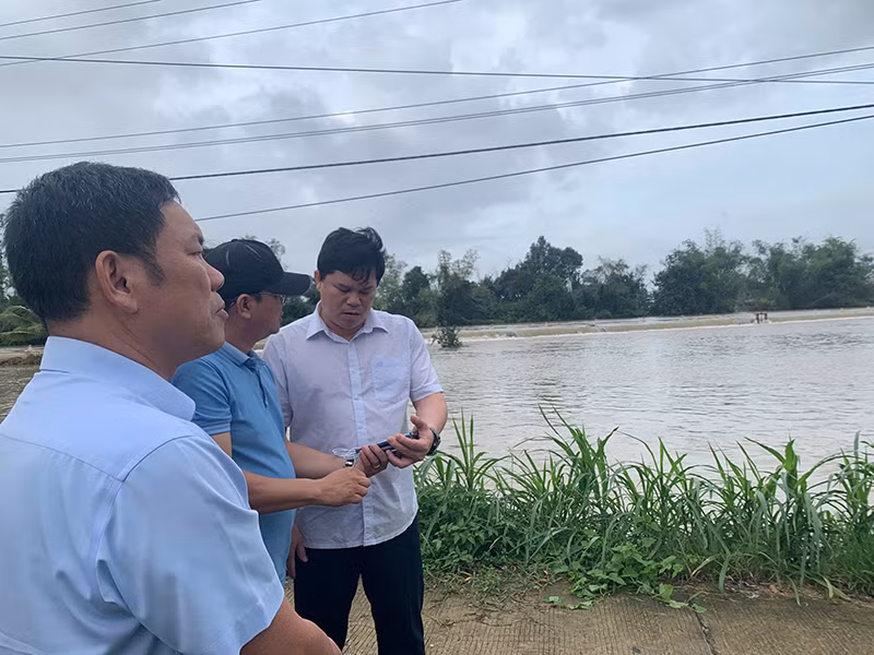 Kiểm tra tình trạng sạt lở ven bờ sông Vệ, Phó Chủ tịch Ủy ban nhân dân tỉnh Quảng Ngãi Trần Phước Hiền yêu cầu huyện Nghĩa Hành khẩn trương khắc phục tạm thời các điểm sạt lở.