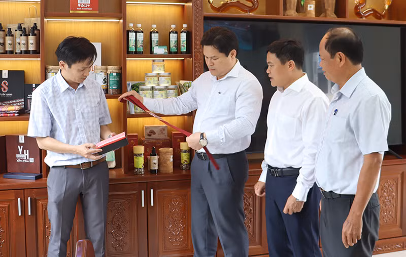 Cà vạt thổ cẩm Làng Teng đạt chứng nhận OCOP 4 sao cấp tỉnh.