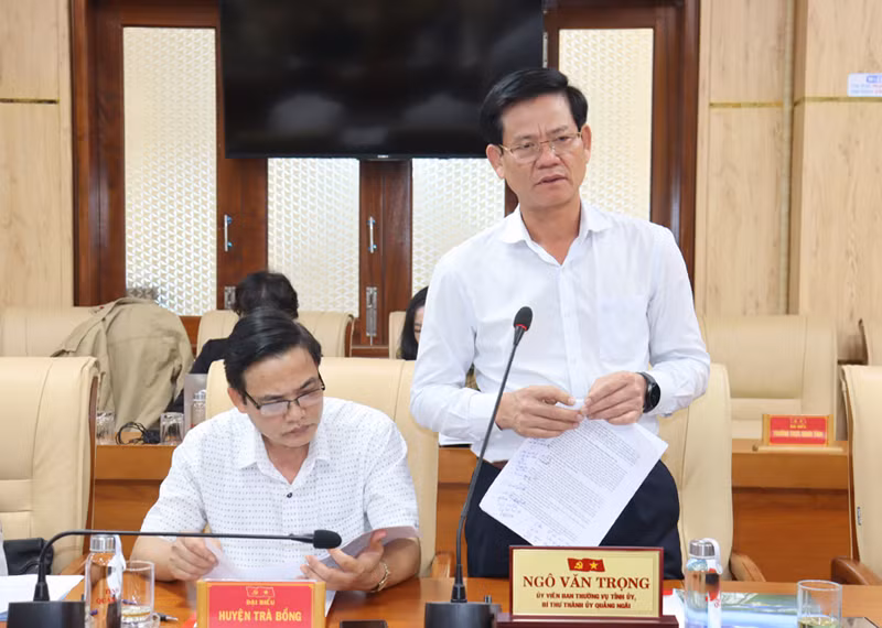 Ủy viên Ban Thường vụ Tỉnh ủy, Bí thư Thành ủy Quảng Ngãi Ngô Văn Trọng phát biểu tại Hội nghị giao ban.