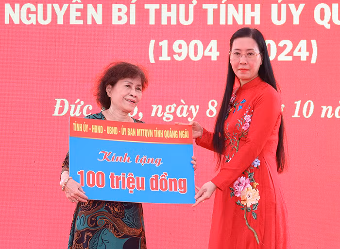 Trao tặng quà cho gia đình đồng chí Nguyễn Nghiêm.