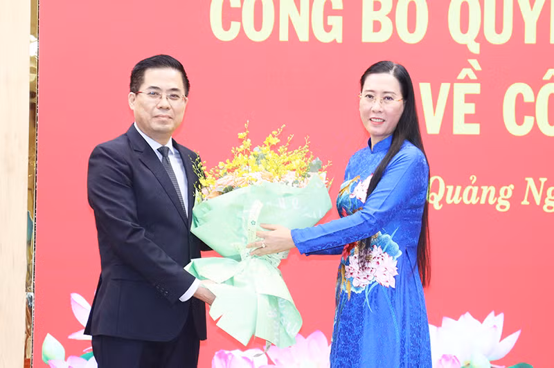 Ủy viên Trung ương Đảng, Bí thư Tỉnh ủy, Chủ tịch Hội đồng nhân dân tỉnh Quảng Ngãi Bùi Thị Quỳnh Vân tặng hoa chúc mừng tân Phó Bí thư Tỉnh ủy Quảng Ngãi Nguyễn Hoàng Giang.