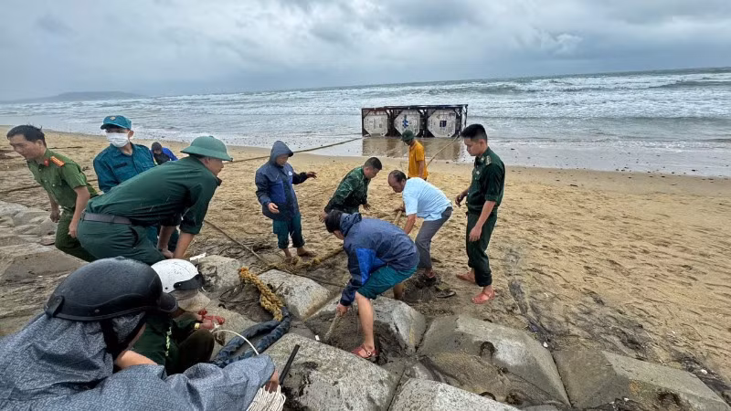 3 bồn nghi chứa hóa chất được neo buộc vào thân kè, không để trôi dạt gây nguy hiểm cho các công trình và tàu thuyền hoạt động trên biển.