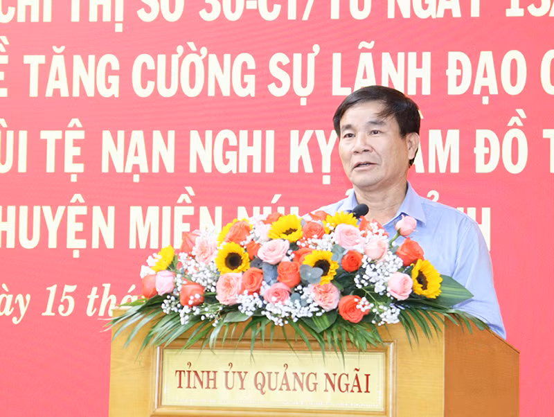 Bí thư Huyện ủy Sơn Tây Lê Văn Tùng phát biểu chia sẻ kinh nghiệm và đề xuất các giải pháp ngăn chặn hủ tục nghi kỵ “cầm đồ thuốc độc”.