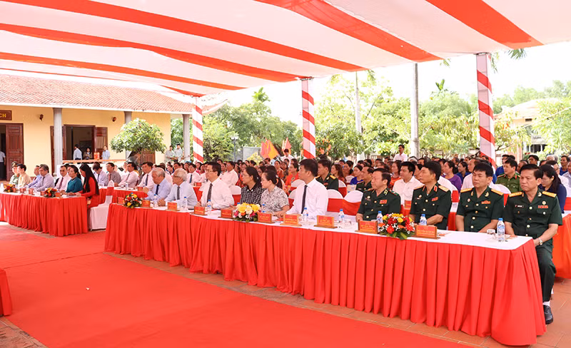 Các đại biểu tham dự buổi lễ.